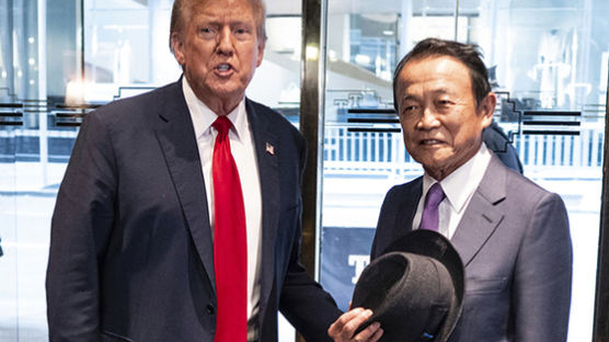 [사진] 트럼프, 아소 전 일본 총리와 뉴욕 회동