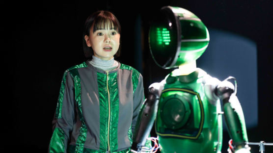 로봇 연극 vs 인형 뮤지컬…‘천 개의 파랑’ 색깔 다르네