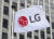 LG전자가 연결 기준 올해 1분기 매출 21조959억원으로 지난해 동기대비 3.3% 증가했다고 25일 공시했다. 사진은 서울 여의도 LG전자 본사의 LG 사기. 뉴시스