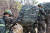 해병대 훈련병들의 천자봉 행군. 동료의 군장을 뒤에서 밀어주며 전우애를 다진다. 김종호 기자