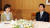 노무현 대통령(오른쪽)과 박근혜 한나라당 대표가 2005년 9월 7일 오후 청와대 대통령 집무실 옆 회담장에서 대화를 나누고 있다. 중앙포토
