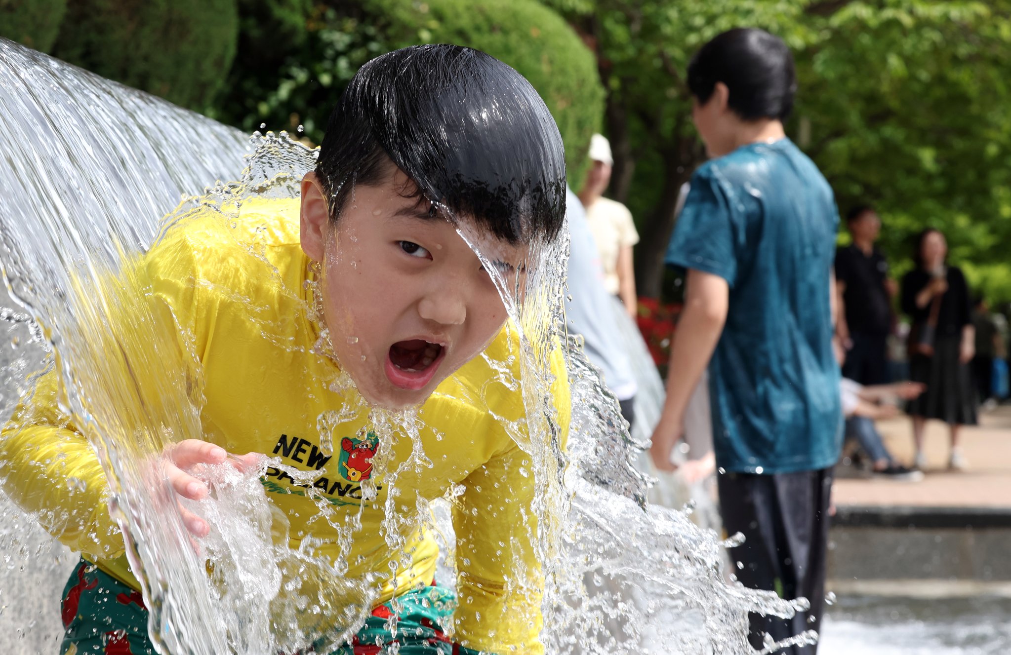 28일 오후 경기도 고양시 호수공원 계단바닥분수에서 아이들이 물놀이를 하며 더위를 식히고 있다. 뉴스1