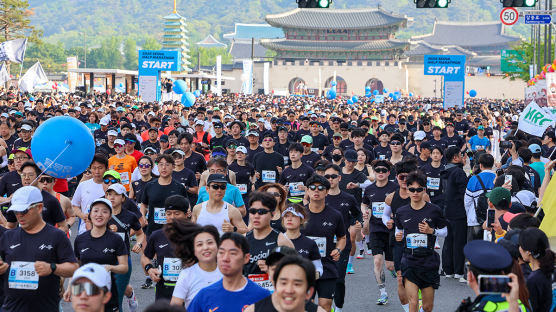 [포토타임] 힘차게 달리는 마라톤 참가자들…대회로 서울 도심 교통 순차 통제