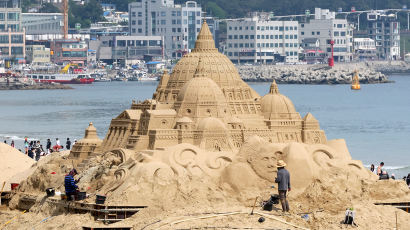 [포토타임] 부산 해운대 모래축제 앞두고 완성 되어 가는 모래 궁전