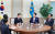 윤석열 대통령과 이재명 더불어민주당 대표가 29일 용산 대통령실 청사에서 회담을 하고 있다. 뉴시스