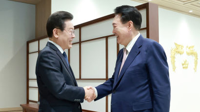 [포토타임] 첫 회담서 악수 나누는 尹대통령과 이재명 대표…민생·정국현안 논의