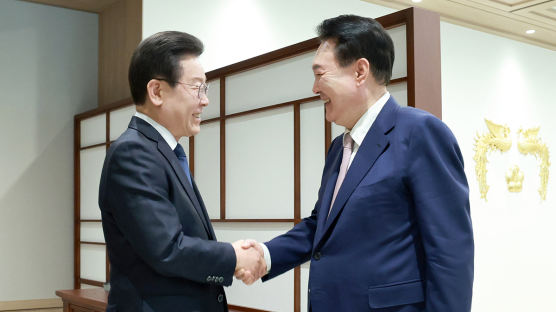 [포토타임] 첫 회담서 악수 나누는 尹대통령과 이재명 대표…민생·정국현안 논의