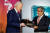 조 바이든 미국 대통령이 25일(현지시간) 뉴욕주 시라큐스에서 열린 칩스법 행사에서 산자이 메로트라 마이크론 CEO(최고경영자)와 대화를 나누고 있다. 로이터=연합뉴스