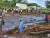 29일(현지시간) 케냐 마이마히우 댐이 터진 뒤 사람들이 도로에 서 있다. AP=연합뉴스