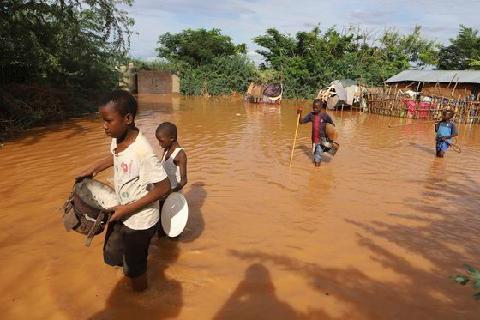 케냐 댐 무너져 최소 42명 사망…한달째 폭우, 100명 이상 숨졌다