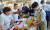 부산 사하구 하단어촌계 어민들이 까치복 손질법을 배우고 있다. [사진 부산어촌특화지원센터]