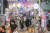 지난 27일 경북 구미시 원평동 새마을중앙시장 일원에 마련된 ‘달달한 낭만 야시장’이 방문객들로 북적이고 있다. 구미시에 따르면 이날 야시장에 3만 명이 방문했다. [사진 구미시]