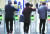 노인들이 9일 서울지하철 종로3가역에서 개찰구를 통과하고 있다. 최정동 기자