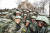 해병대 1303기 훈련병들이 지난 3월 22일 천자봉 정상에서 구호를 외치고 있다.