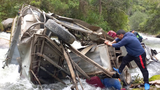 페루 산악도로서 버스 계곡 아래로 추락…"25명 사망"