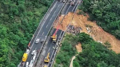 中 연휴 첫날, 고속도로 무너졌다…차량 20대 추락해 24명 사망
