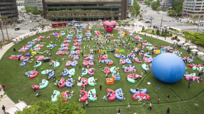 “서울광장이 거대한 동화마을로”...서울 곳곳이 거대한 축제장으로 변신