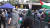 30일(현지시간) 뉴욕시 컬럼비아대학 정문 앞에서 진행된 시위 과정에서 팔레스타인 지지 시위대(오른쪽)와 전통 복장을 입은 유대인이 철장을 경계로 대치하고 있다. 문진욱 기자