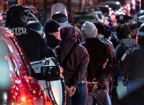 경찰 수백명, 컬럼비아대 틀어막았다…반전시위에 둘로 갈린 美