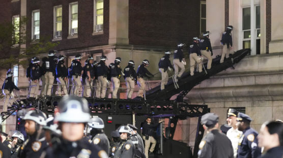 미 경찰, 사다리차 타고 대학건물 진입…시위대 230명 체포