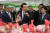 윤석열 대통령이 물가현장점검을 위해 지난 3월 18일 서울 양재하나로마트 과일코너를 찾아 사과를 살펴보고 있다. 대통령실사진기자단