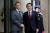 2일 프랑스에서 기시다 후미오 일본 총리(오른쪽)와 에마뉘엘 마크롱 프랑스 총리와 만나고 있다. 로이터=연합뉴스 