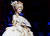 마리 앙투아네트를 연기 중인 김소향. 로코코풍의 화려한 드레스와 베르사유궁을 재현한 무대가 눈을 즐겁게 한다. [사진 EMK]