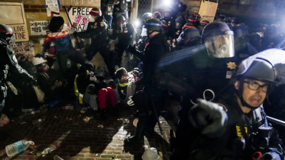 [사진] 미국 경찰, UCLA 캠퍼스도 진입 … 반전 시위대 강제 진압