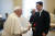 이재용 삼성전자 회장이 지난달 27일(현지시간) 오전 바티칸 교황청을 방문해 프란치스코 교황(왼쪽)을 알현했다. 이날 만남은 유흥식 추기경(가운데) 주선으로 이뤄졌다. [사진 게티이미지]