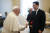 지난 27일 이재용 삼성전자 회장이 바티칸 교황청에서 프란치스코 교황을 알현했다. 사진 뒤는 교황청 성직자부 장관으로 재직 중인 유흥식 추기경. 사진 게티이미지