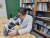 나무의사 이승언(53)씨가 광학현미경을 통해 나무 이파리 병균을 살피고 있다. 나운채·이수민 기자