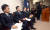 윤석열(왼쪽 두 번째) 대검 중수부 검사가 2006년12월7일 ‘론스타 사건’ 중간수사결과를 발표 현장에서 엄숙한 표정으로 채동욱 당시 수사기획관의 발표를 듣고 있다. 중앙포토