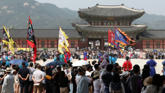 [포토타임] 연휴 첫날 북적이는 경복궁...광화문 광장엔 다양한 행사 펼쳐져