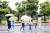 어린이날인 5일 오전 광주 서구 치평동 광주시청 청사 내부에서 열리는 행사에 참석하기 위해 가족들이 우산을 쓰고 이동하고 있다.  뉴스1