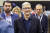 팀 쿡 애플 최고경영자(CEO)가 지난 4일 열린 버크셔해서웨이 연례 주주총회에 참석했다. 버크셔는 지난해 4분기에 이어 올해 1분기에도 애플 주식을 처분했다. 로이터=연합뉴스