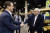 워런 버핏 회장(오른쪽)이 3일 미국 네브래스카주 오마하에서 열린 버크셔 해서웨이 주주총회에서 씨즈캔티 부스 앞에서 팻 이건 씨즈캔디 CEO와 악수하고 있다. AP=연합뉴스