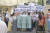 프랑스 파리 디올 매장 앞에 모여 시위 중인 중국 유학생들
