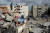 5일(현지시간) 가자지구 남부 라파에서 팔레스타인 소년이 이스라엘의 한 주택 공격 현장을 조사하면서 잔해 위에 서 있다. 로이터=연합뉴스