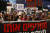 4일 이스라엘 해안 도시 텔아비브에서 팔레스타인 무장세력에 포로로 잡힌 이스라엘 인질들의 석방을 요구하는 시위가 열린 가운데 시위자들이 인질들의 초상화를 들고 있다. AFP=연합뉴스