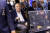 워런 버핏 버크셔 해서웨이 회장(왼쪽)이 지난 3일 미국 네브래스카주 오마하에서 열린 버크셔 해서웨이 연례 주주총회에 참석하고 있다. 로이터=연합뉴스