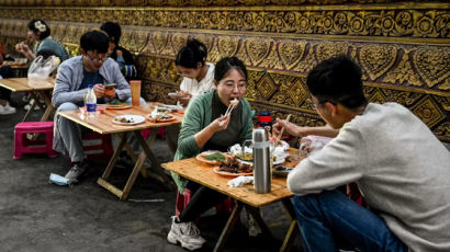 '거지 밥상' 먹으려고 장사진…中 경제 부진에 청년들 짠테크