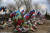 지난 3월 30일(현지시간) 러시아 볼고그라드 지역의 한 묘지 모습. 우크라이나 전쟁에서 사망한 러시아 군인들의 무덤에 러시아 국기와 조화가 줄지어 놓여있다. AP=연합뉴스