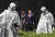 2020년 도널드 트럼프 당시 미국 대통령(오른쪽)과 부인 멜라이나 여사가 워싱턴DC 한국전 참전용사 기념공원을 걷고 있다. 로이터=연합뉴스