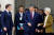 6일 3자회담을 마친 에마뉘엘 마크롱 프랑스 대통령과 시진핑 중국 국가주석, 우르줄라 폰데어라이엔 EU 집행위원장(왼쪽부터)이 프랑스 파리 엘리제궁을 나서고 있다. AFP=연합뉴스