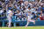 오타니가 6일(한국시간) 애틀랜타와의 홈 경기에서 8회 말 초대형 쐐기 홈런을 터트린 뒤 베이스를 돌며 3루 코치(왼쪽)와 하이파이브를 하고 있다. USA 투데이=연합뉴스 