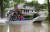 지난 3일(현지시간) 미국 텍사스주에서 폭우로 집에 고립된 여성이 에어보트에 의해 구조되고 있다. AP=연합뉴스