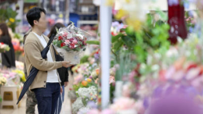 [포토타임] 내일은 어버이날...양재동꽃시장 찾은 시민들