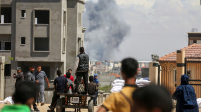 "10만명 대피령" 하루도 안돼…이스라엘, 라파 두 곳 전투기 공습