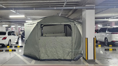 "아파트 주차장에 대형 텐트…침낭에 모기향 냄새도 엄청 나네요"