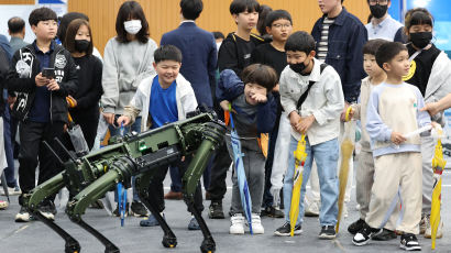 [포토타임] 초등생 눈길 사로잡은 '지뢰탐지용 로봇개'...유·무인 복합 전투체계 전시회 열려